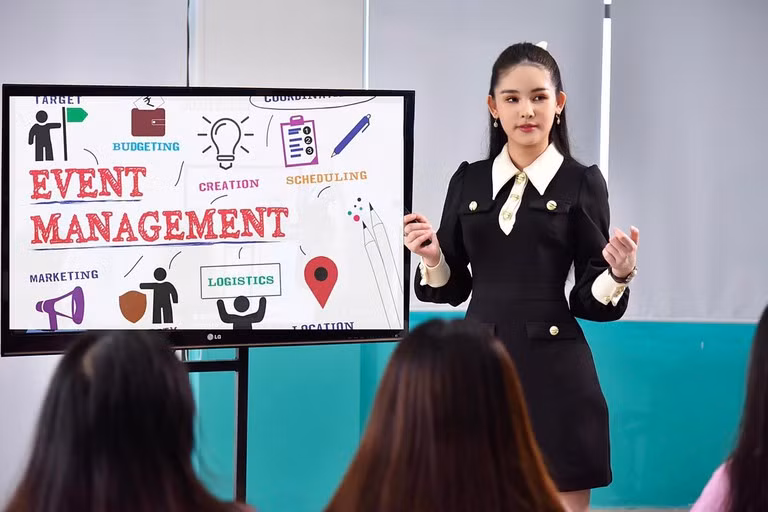 Không chỉ đẹp lên mỗi ngày, Ngân Anh luôn cố gắng trau dồi kiến thức cũng như các kỹ năng mềm để phục vụ cho công việc.
