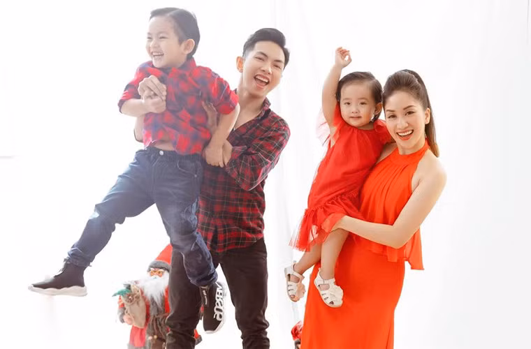 Càng lớn bé Kubi và Anna càng xinh xắn, đáng yêu và giống bố Phan Hiển như lột.