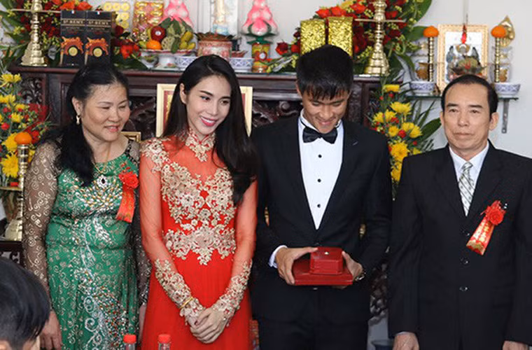Sáu năm làm dâu, dù không sống chung với mẹ chồng, chỉ thỉnh thoảng về thăm mẹ ngày lễ Tết, nhưng Thủy Tiên lại rất được mẹ chồng cưng chiều.