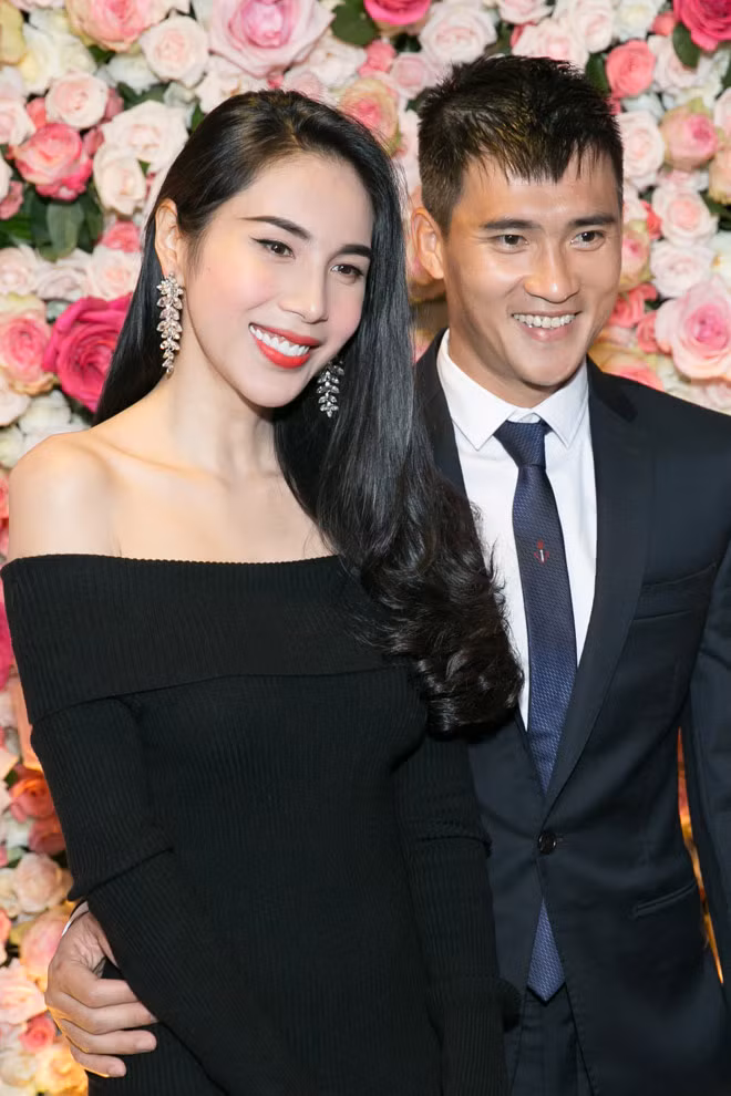 Cũng chính vì yêu quý con dâu như vậy, nên mỗi khi về quê chồng, Thủy Tiên không phải đụng chân đụng tay làm gì vì mọi việc đã có mẹ lo hết.