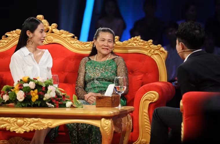 "Trong mắt cô, con dâu là một người cô thần tượng… Cô là người Nghệ An, con dâu cô người miền Tây. Con dâu cô ít nói nhưng rất quan tâm đến mẹ chồng. Quan tâm thứ nhất về sức khỏe, động viên mẹ thường xuyên", mẹ chồng Thủy Tiên chia sẻ trong một talk show năm 2018.