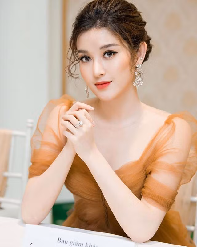 Á hậu cuộc thi Hoa hậu Việt Nam 2014 Huyền My, sở hữu khuôn mặt đẹp với sống mũi cao, đôi mắt to, cũng có mặt trong danh sách đề cử 100 gương mặt đẹp nhất thế giới 2020.