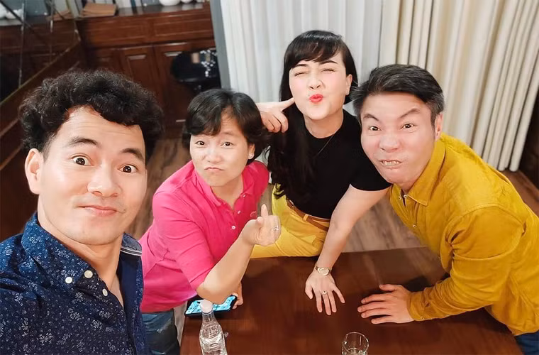 Hình ảnh Vân Dung tếu táo cùng Xuân Bắc, Công Lý.
