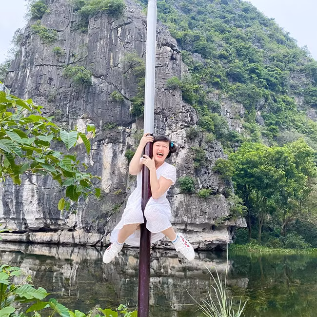 Nữ nghệ sĩ hài tạo dáng nghịch ngợm trong một buổi đi chơi.