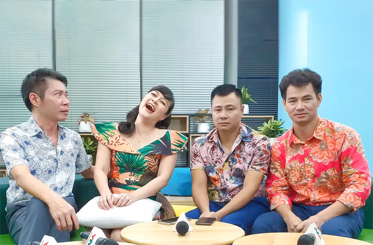 Vân Dung cười thả ga bên các đồng nghiệp Công Lý, Tự Long, Xuân Bắc.