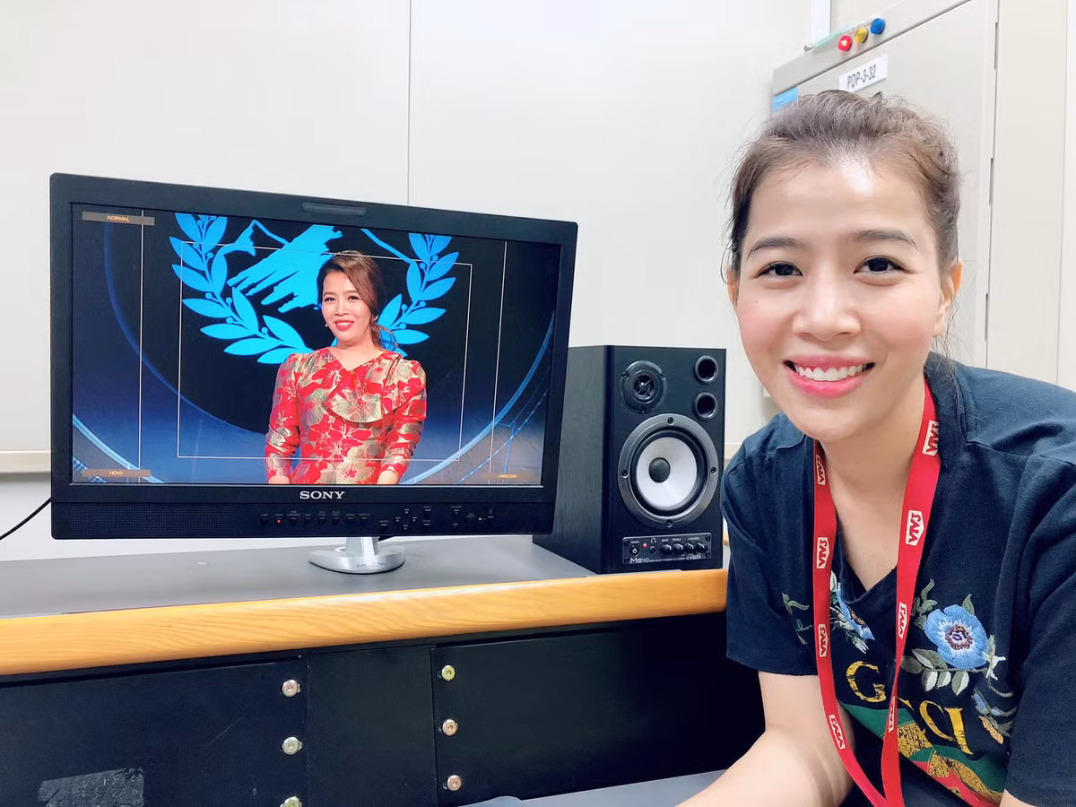 "Còn người lớn với rất nhiều bài học và trải nghiệm, cũng đã từng là người trẻ, lẽ ra nên hiểu những xúc cảm của tuổi trẻ quý vô cùng. Nhất là trong khoảnh khắc hạnh phúc nhất đời như vậy. Có khắt khe, khó tính mà nhắc nhở, góp ý thì cô bé sẽ tiếp thu thôi. Đằng này, thành 'ném đá' hội đồng, dùng từ ngữ nặng nề thì theo mình là rất thiếu văn minh", nữ MC cho biết thêm.