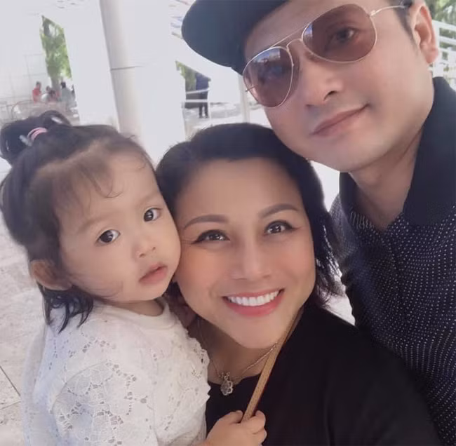 Hoàng Anh sang Mỹ định cư nhưng thu nhập không ổn định, anh thấy chạnh lòng và nhớ nghề. Nam diễn viên “Gạo nếp gạo tẻ” định sẽ quay lại Việt Nam đóng phim khi con gái cứng cáp hơn.