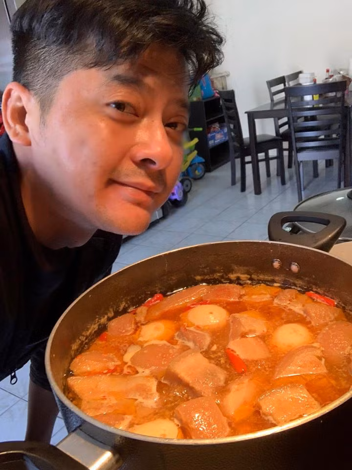 Ngoài công việc kiếm tiền, Hoàng Anh cũng rất chăm chỉ làm việc nhà. Anh hay khoe hình nấu ăn, làm vườn, trồng cây… trên trang cá nhân.