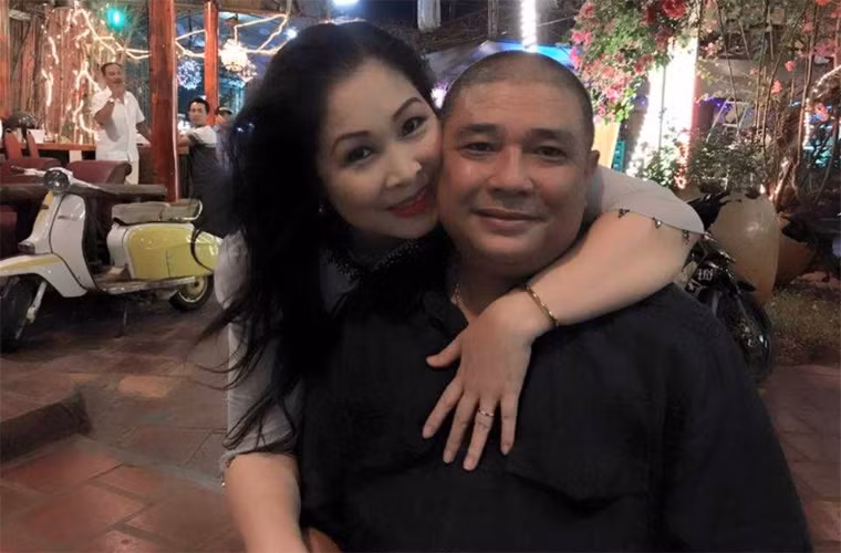 Chia sẻ về bí quyết giữ hạnh phúc gia đình, Hồng Vân cho biết “Tôi quan niệm, một gia đình hạnh phúc là mọi thành viên trong gia đình sống hết lòng với nhau, cùng chia sẻ. Là mình sống yêu chồng yêu con bằng tất cả trái tim của mình, yêu hết mình và sống hết mình”.