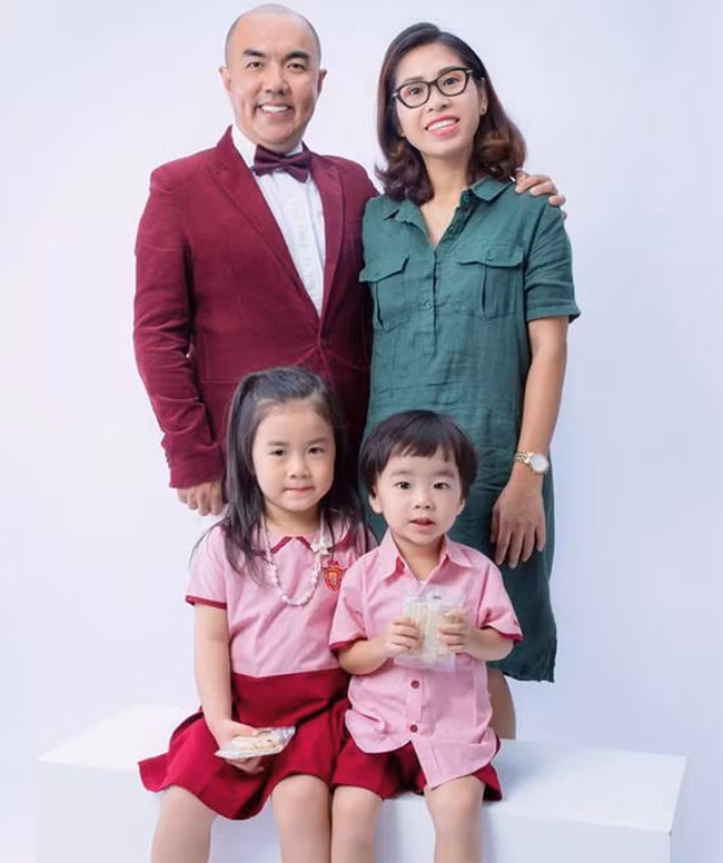 “Tôi biết ơn cô ấy đã đến với tôi vào đúng thời điểm tôi buồn và suy sụp nhất. Cô ấy cũng sinh cho tôi những đứa con và chắc chắn sẽ là người khóc nhiều nhất khi tôi nằm xuống", Quốc Thuận nói.