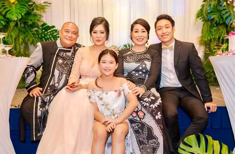 Chưa hết, trong mắt con trai Khôi Nguyên, Lê Tuấn Anh là một người bố thật tuyệt vời: "Tôi học được từ ba rất nhiều thứ, từ sự rắn rỏi đến cách giao tiếp, đối đãi với mọi người. Ở ba luôn toát ra vẻ phong trần, bình dị. Ba có thể trò chuyện với bất kì ai, từ những người bán vé số dọc đường đến những người quyền cao chức trọng. Có lẽ vì vậy mà ba được nhiều người quý, nể phục. Điều quan trọng nhất mà tôi có thể học được từ ba chính là lối sống hòa đồng, giản dị đó”.