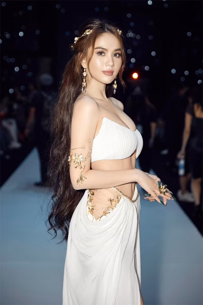 Bộ váy không chỉ bó chặt vòng 1 của Ngọc Trinh mà đôi khi còn khiến cô phải loay hoay chỉnh sửa để khỏi hớ hênh.