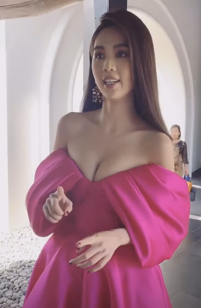 Chiếc váy hồng trễ nải của nhà thiết kế Lê Thanh Hòa giúp "nữ hoàng nội y" khoe vòng 1 hết cỡ.