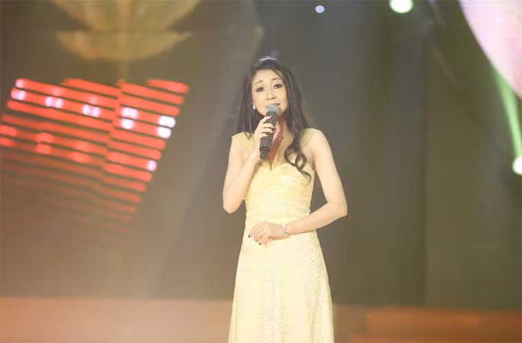 May mắn cho nữ ca sĩ, năm 2017, cô lại được trở lại với nghề hát khi gây chú ý trong chương trình “Tình bolero hoan ca”. Chương trình này cũng giúp nữ ca sĩ 42 tuổi sửa sang lại căn nhà cho bớt dột nát.