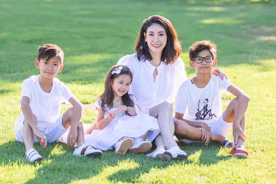 Dù đã là "bà mẹ 3 con" nhưng Hoa hậu Hà Kiều Anh vẫn giữ được nhan sắc tươi trẻ và vóc dáng thon thả, cân đối.