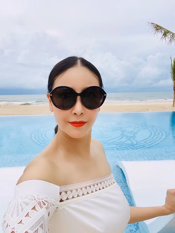 Mỹ nhân họ Hà tận hưởng cuộc sống sang chảnh, hạnh phúc viên mãn bên người chồng thứ 2 là đại gia - doanh nhân Huỳnh Trung Nam. Cả hai có với nhau 3 con, hai cậu con trai và một cô con gái.