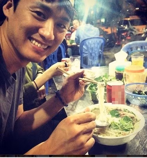 Mấy ngày qua, sự việc nam người mẫu Trung Quốc tên Silves Chao phải lên tiếng xin lỗi khi chê phở Việt Nam hôi khiến dân tình sôi sục. Nhưng đây lại là dịp để các fan tích cực chia sẻ lại hình ảnh loạt sao ngoại thích thú đồ ăn vỉa hè khi đến Việt Nam. Tài tử Hàn Quốc Oh Sang Jin trong "Vì sao đưa anh tới" là một trong những sao Hàn rất thích ăn phở vỉa hè.
