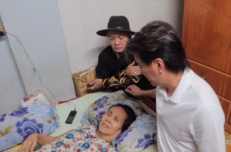 Tháng 10/2020 Đàm Vĩnh Hưng và Vũ Hà đến thăm nghệ sĩ Hoàng Lan và gửi tặng số tiền 30 triệu vừa thắng trong một game show để động viên bà trong ca phẫu thuật sắp tới.