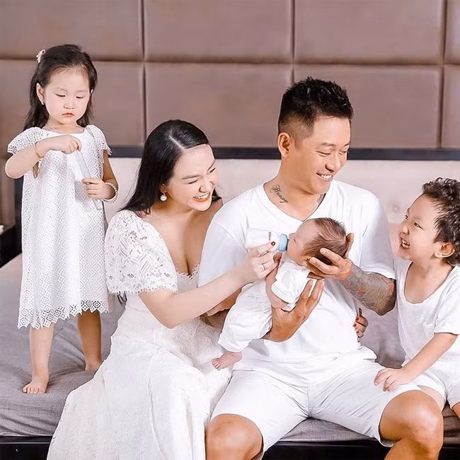 Tuan Hung ra sao sau thoi gian tam nghi hat, bi tieng “an bam vo”?