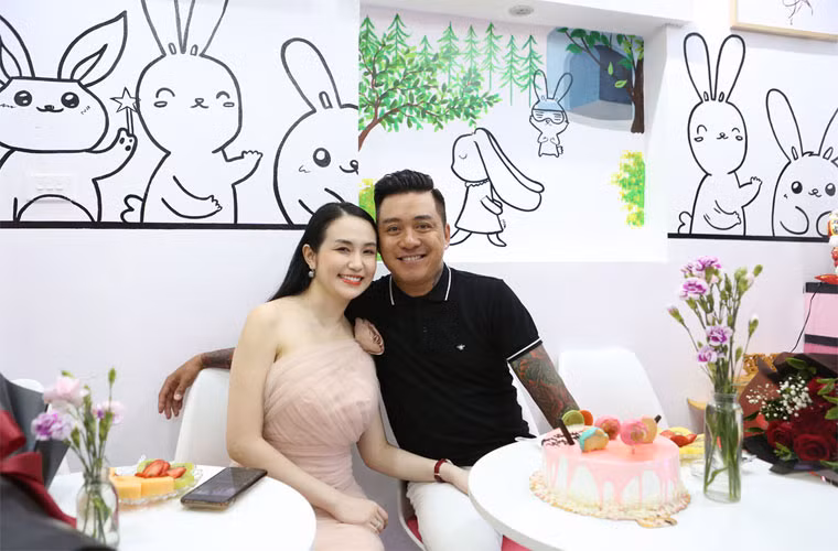 Tuấn Hưng còn vui vẻ đùa rằng để nhận được lương từ vợ, anh đã phải tận tụy cố gắng làm việc.