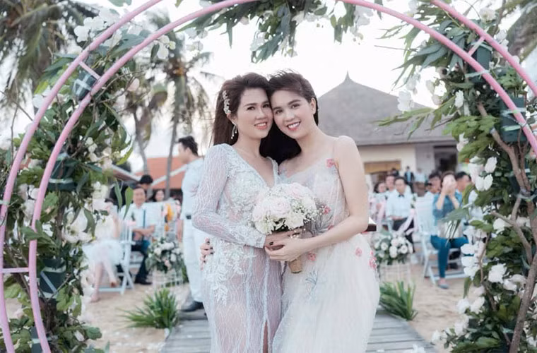 Ngọc Bích và em gái Ngọc Trinh trong đám cưới năm 2019.
