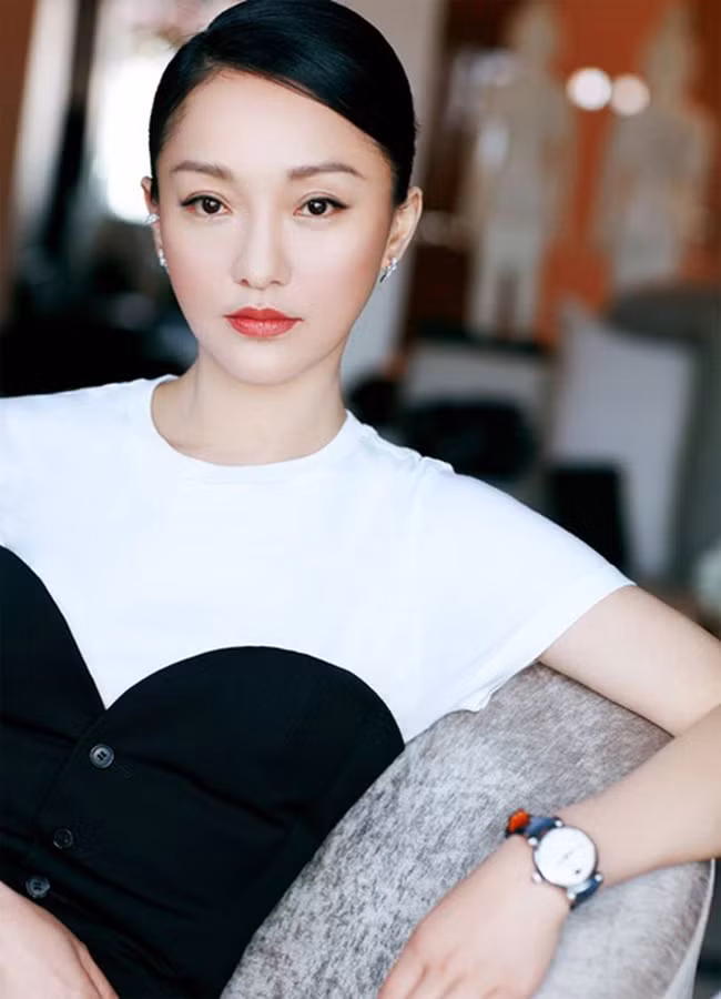 Châu Tấn là một trong những “Tứ đại hoa đán” của làng giải trí Hoa ngữ cùng với Chương Tử Di, Từ Tịnh Lôi và Triệu Vy. Cô nổi tiếng với những bộ phim như: “Họa Bì” phần 1 và 2, “Cao lương đỏ”, “Phong thanh”, “Như Ý truyện”, “Anh hùng xạ điêu”, “Cô ấy không hoàn hảo”…