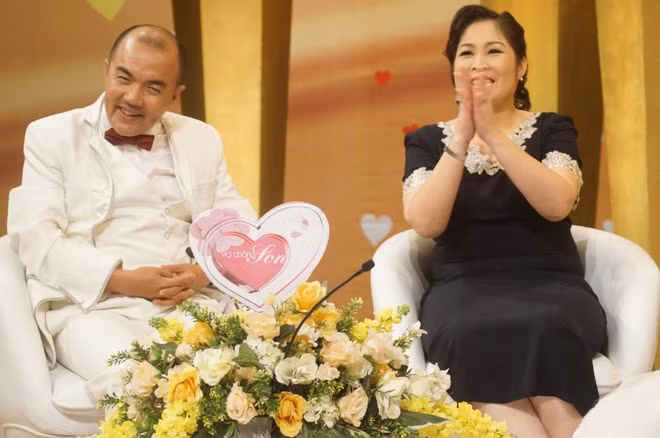 Hiện tại Quốc Thuận ghi dấu ấn với khán giả qua vai trò đạo diễn và MC chương trình truyền hình “Vợ chồng son”.