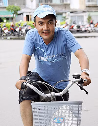 Trong thời điểm khó khăn đó, nhờ sự trợ giúp của đạo diễn Quốc Thảo, Quốc Thuận đã nhận được những công việc dù nhỏ bé như nhắc tuồng, đạo cụ sân khấu, vai quần chúng để mưu sinh.