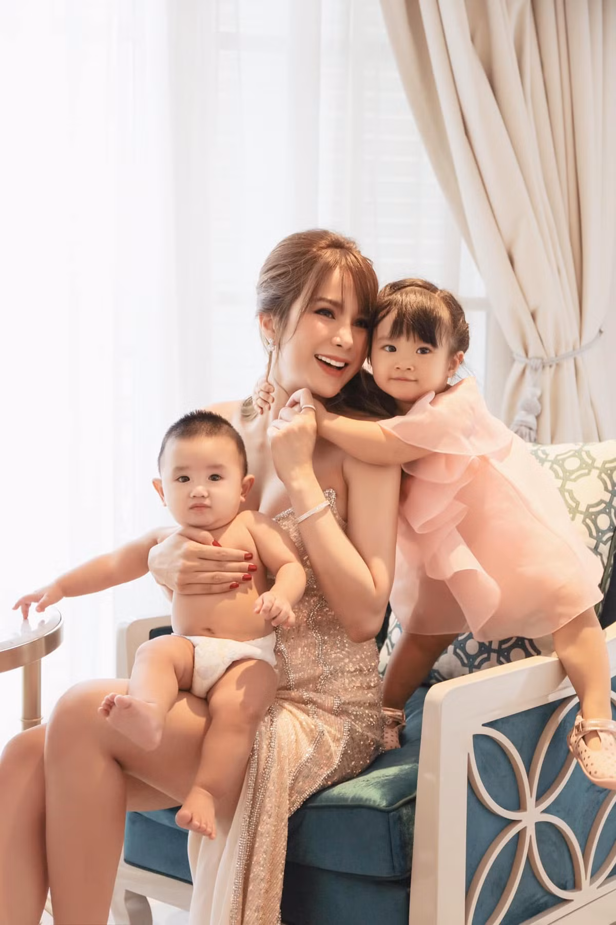 Dù đã trải qua hai lần sinh nở nhưng chân dài 8X vẫn giữ được vẻ đẹp nóng bỏng như thời con gái.