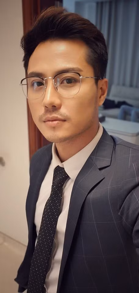 Thầy giáo Duy của "Đừng bắt em phải quên" được các fan dành lời khen có vẻ đẹp trai và lịch lãm như diễn viên Hàn Quốc.