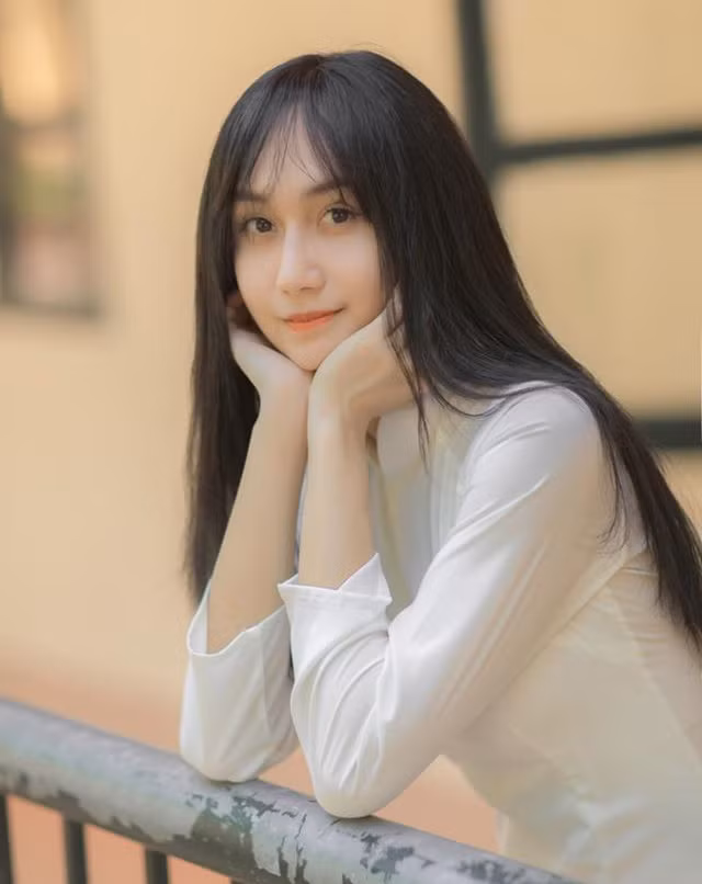 “Ước mơ từ bé và nghĩ rằng mình sẽ chẳng bao giờ được mặc chiếc áo dài. Nhưng bây giờ, Linh đã được là chính mình và thực hiện ước mơ ấy. Vui lắm, hạnh phúc lắm. Cả thanh xuân của mình đã mặc những thứ không thích, bây giờ thì cứ làm điều gì mình vui thôi. Linh sẽ luôn vui vẻ và cảm ơn mọi người đã ủng hộ sự thay đổi này của Linh ạ”, nữ ca sĩ viết trên facebook cá nhân.