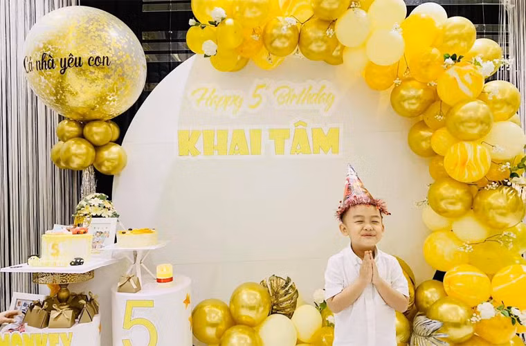 Sau mỗi bức ảnh cô chụp cùng người đàn ông giấu mặt đó, dưới phần bình luận, rất nhiều người chúc mừng vì cô có tình yêu mới.