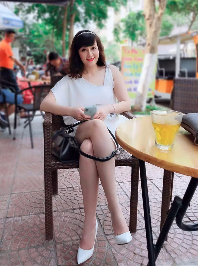 Từ lâu nay, "Táo bà" Vân Dung được coi là người giấu chồng giỏi nhất Vbiz. Kể từ lúc kết hôn, chỉ duy nhất lần chị để chồng lộ diện khi chia sẻ một bức ảnh cưới.