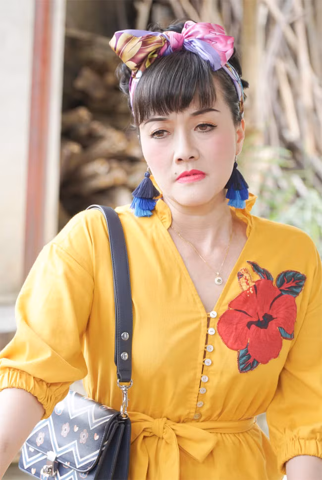 Chuyên trị các vai hài trên phim, nhất là khi vào những vai phụ nữ tuổi trung niên như trong phim “Hướng dương ngược nắng”, Vân Dung thường có tạo hình điệu đà, lòe loẹt.