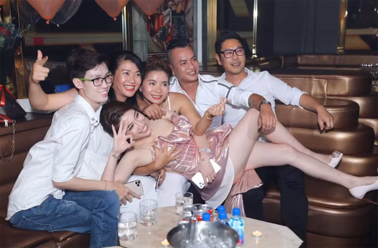 Thậm chí, theo tâm sự của nữ ca sĩ, vào thời điểm mới vào Sài Gòn lập nghiệp, gặp nhiều khó khăn, tiền không có, nên có lúc cô đã định thử liều với “lời đề nghị khiếm nhã” đi làm gái. Nhưng khi được các mối dẫn khách cho, thì cô lại sợ, không dám làm.