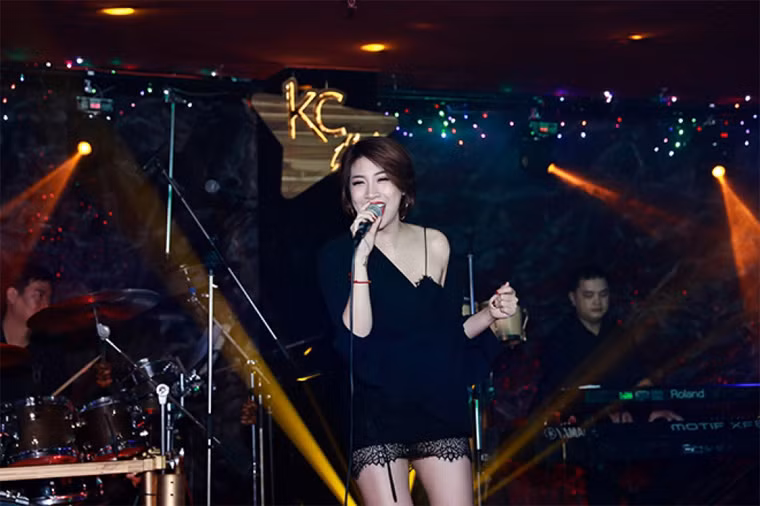 Sau khi tham gia Sao mai điểm hẹn, Pha Lê chuyển vào Sài Gòn sinh sống để theo đuổi nghiệp ca hát. Nữ ca sĩ đã ra một số album như: Chúng ta đã đi quá xa, Nếu em được lựa chọn, Quelque Chose Dans Mon Coeur… Tuy nhiên, Pha Lê vẫn chưa thể tỏa sáng trong showbiz Việt.