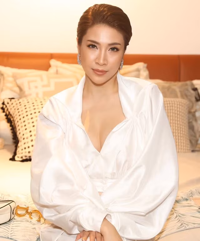 Sau đó, cô gái quê Hải Phòng lại chuyển sang làm nhân viên cho ngân hàng Ocean, làm giám đốc event cho Nam Phương Corporation.