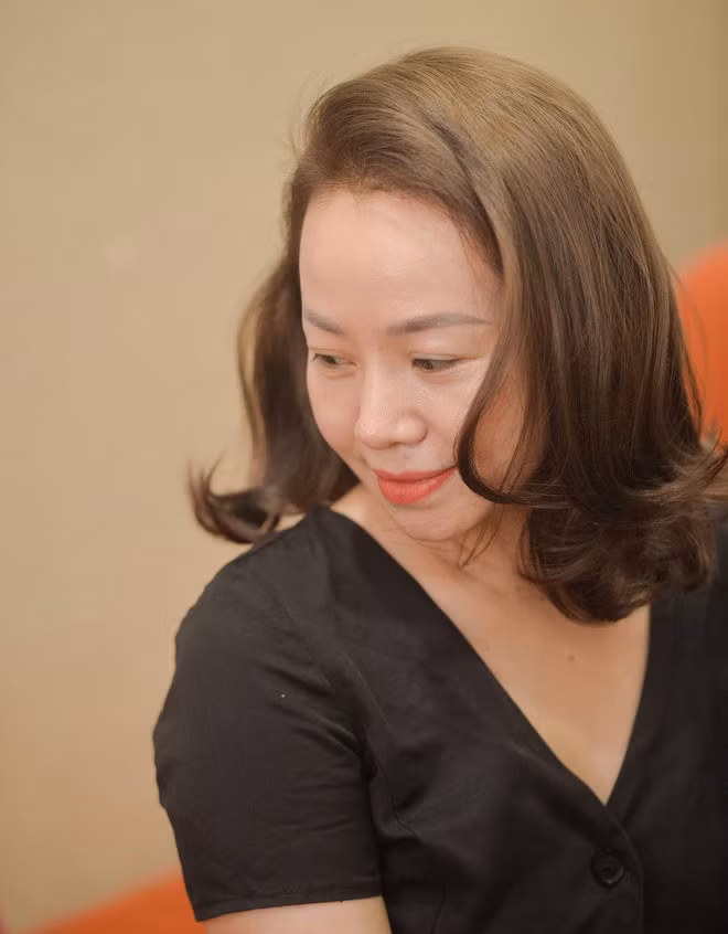 Vân Anh tâm sự, ly hôn xong, cô chỉ có đúng trong tay chiếc xe máy là tài sản lớn nhất. Nữ diễn viên phải chạy vạy khắp nơi xin việc để nuôi con và chấp nhận làm mọi việc từ bưng bê, phục vụ trong khu bể bơi với mức lương chỉ khoảng 1,6-1,7 triệu đồng, đến lồng tiếng phim.