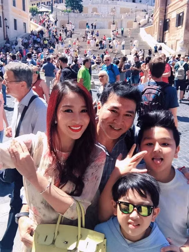 Vợ chồng Hoa khôi Thu Hương có hai con trai, cuộc sống vô cùng viên mãn. Hai vợ chồng thường đưa nhau đi du lịch rất vui vẻ và lãng mạn.