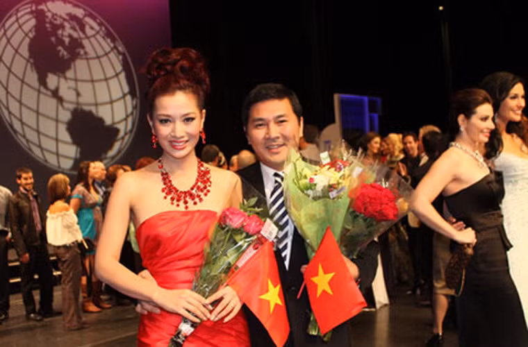 Năm 2011 khi Thu Hương giành ngôi Á hậu 2 cuộc thi Hoa hậu quý bà thế giới, doanh nhân Nguyễn Hoài Nam, chồng cô luôn bên cạnh để động viên tinh thần cho vợ.