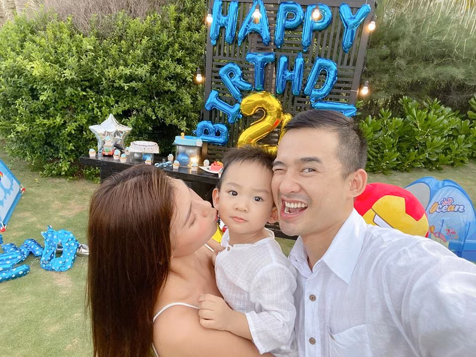 Cặp diễn viên tận hưởng cuộc sống sung túc với nhà lầu, xe hơi cùng những chuyến du lịch sang chảnh.