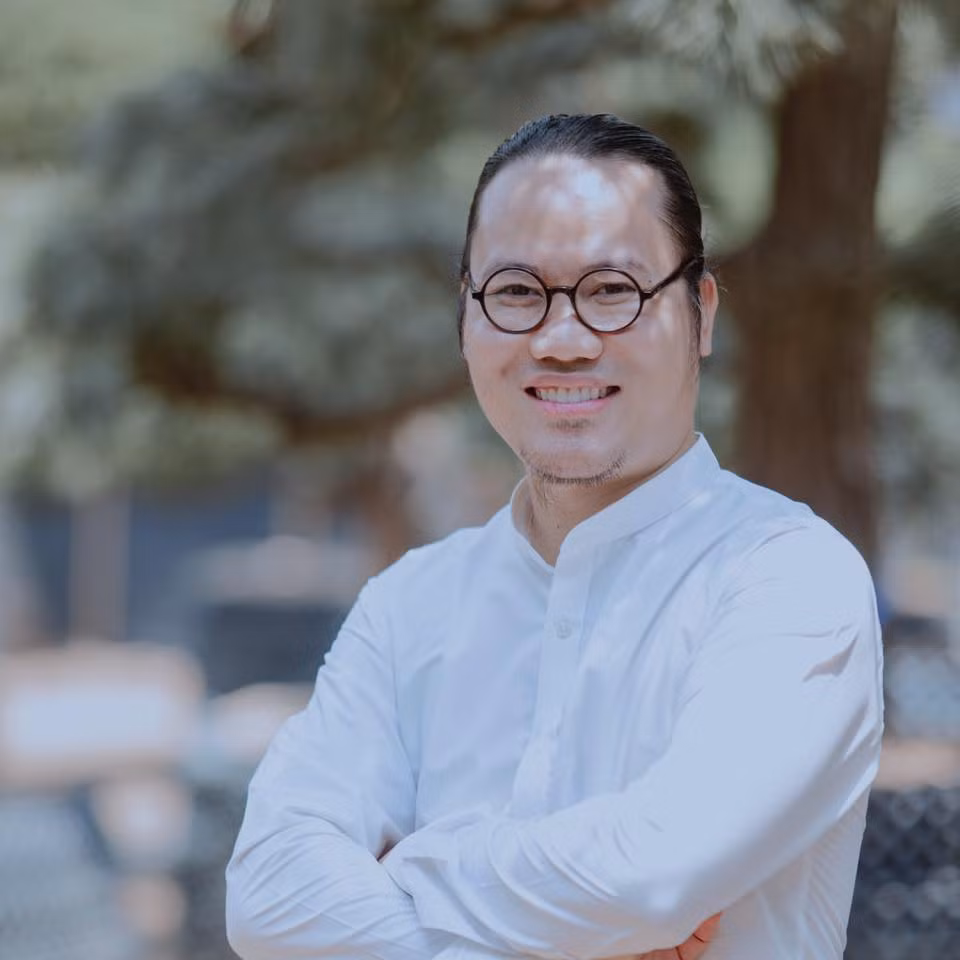 Nam danh hài chia sẻ hài hước trên trang cá nhân: "Em chính thức công bố, em được xếp vào hộ nghệ sĩ nghèo mà đông con nhất showbiz với 5 cháu ạ!".