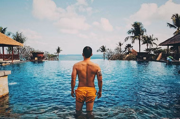 Mặc dù không phải thường xuyên khoe cơ thể, nhưng cứ mỗi lần sống ảo lộ ra body 6 múi là y như rằng Vũ Khắc Tiệp gây bão.