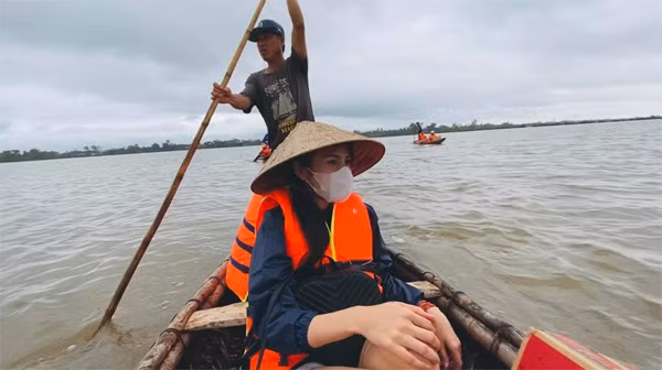 Quang Tri ngap nang, len xe ve TPHCM... Thuy Tien “quay dau” cuu tro tiep-Hinh-4