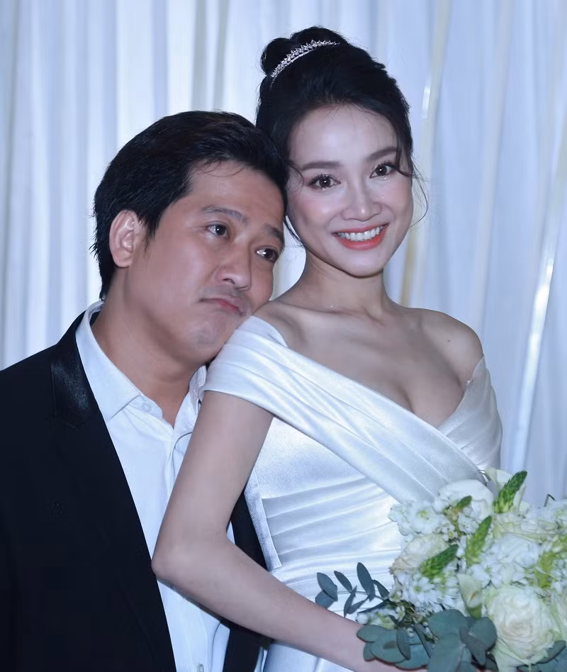 “Riêng anh chưa bao giờ thấy “cục tiền” để mà quăng, thậm chí còn không biết con số là bao nhiêu luôn. Anh đi ăn mà cà thẻ người ta nói xin lỗi anh, dù thẻ tên anh nhưng mà mã thẻ không phải của anh, vợ anh giữ hết rồi", Trường Giang kể khổ về việc mình không biết số tiền kiếm được là bao nhiêu kể từ khi kết hôn.