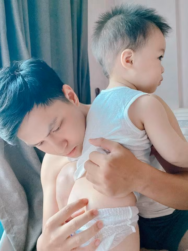 Nam diễn viên được mệnh danh là "ông bố bỉm sữa" khi rất khéo chăm con.