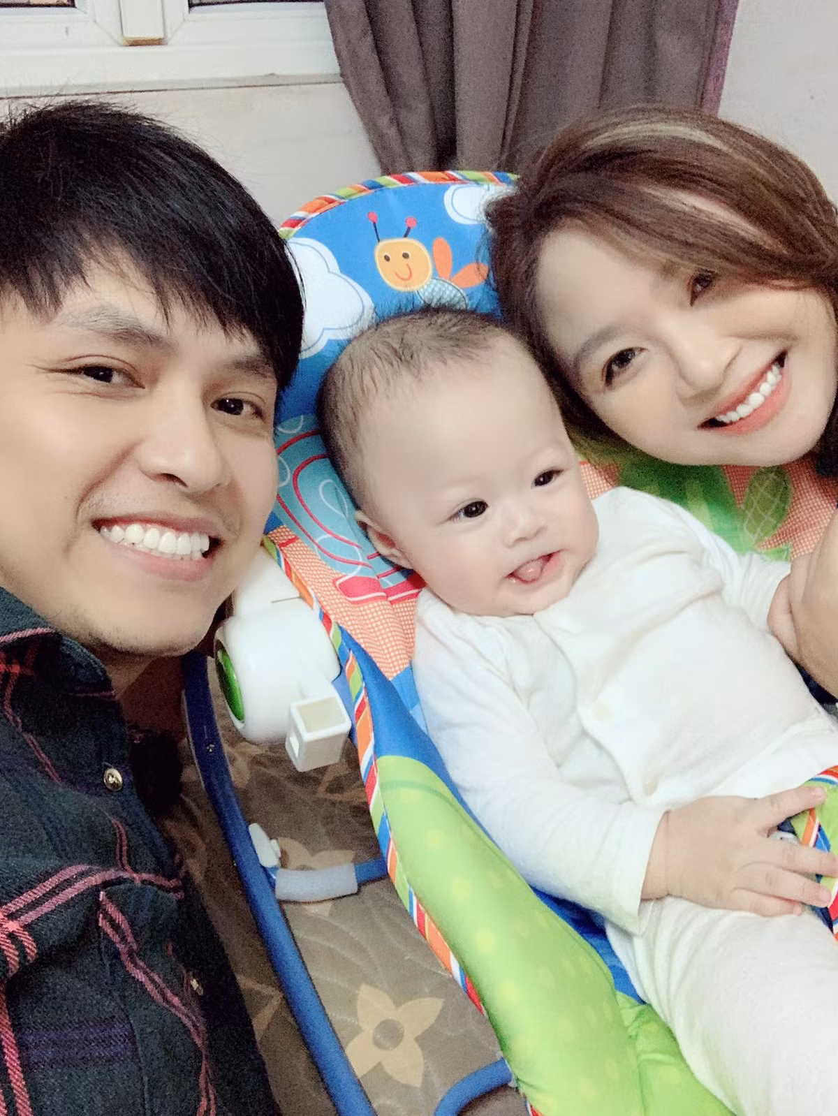 Đôi vợ chồng trẻ tận hưởng cuộc sống hạnh phúc bên con trai đầu lòng.