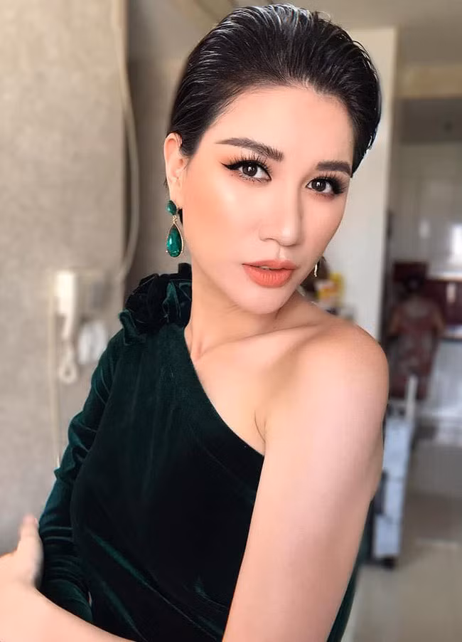 “Sức mạnh của tôi là sức mạnh rất đặc biệt. Đó là sức mạnh tự chủ. Người đàn bà tự chủ sẽ có một sức mạnh và sức hấp dẫn cực kỳ đặc biệt, người đàn ông sẽ không cảm thấy bị gánh nặng bởi người đàn bà đó, và họ cảm thấy rất an tâm với người song hành cùng mình trong cuộc đời. Nếu như mai này họ có ngã xuống thì người đàn bà kia vẫn chăm lo tốt đẹp cho các con", Trang Trần tự tin nói.