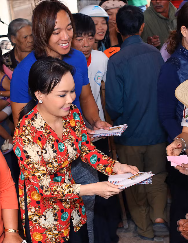 Nữ nghệ sĩ cũng là một trong những sao Việt chăm làm từ thiện khắp từ Nam ra Bắc. Việt Hương chia sẻ, nụ cười, những cái ôm chặt của người dân dành cho cô mỗi lần đi thiện nguyện chính là cảm hứng và nguồn năng lượng tích cực cho cô trong suốt nhiều năm qua.