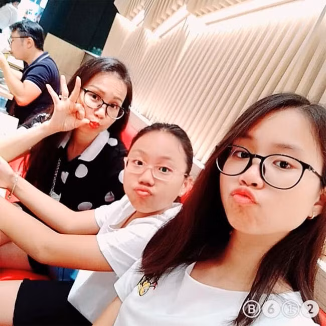 Mặc dù rất bận rộn nhưng Cẩm Ly luôn dành thời gian để chăm sóc và kèm cặp con học hành.